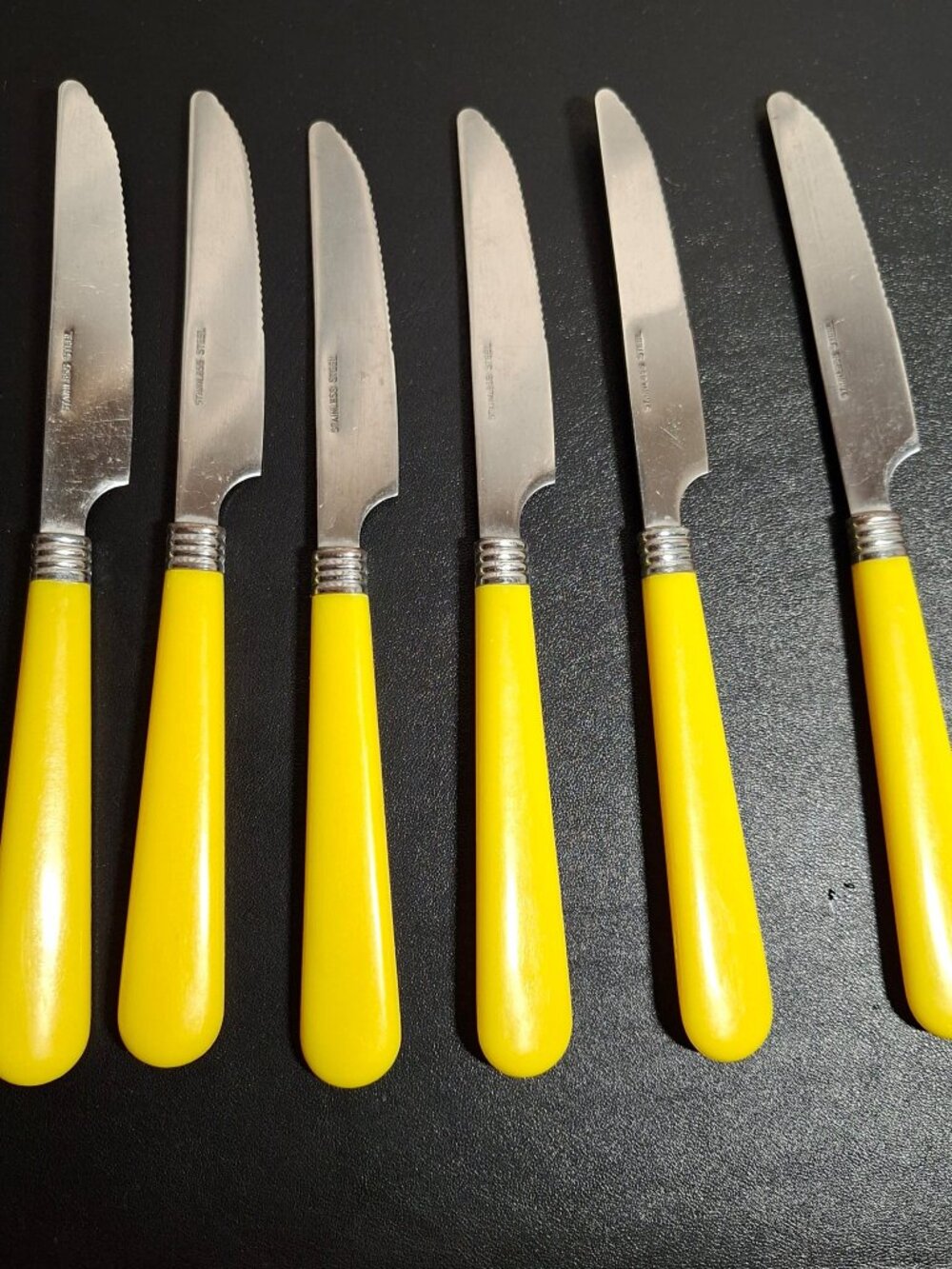 Retro Vintage Set of 6 Yellow Handle Serrated Steak Dinner Knives Stainless